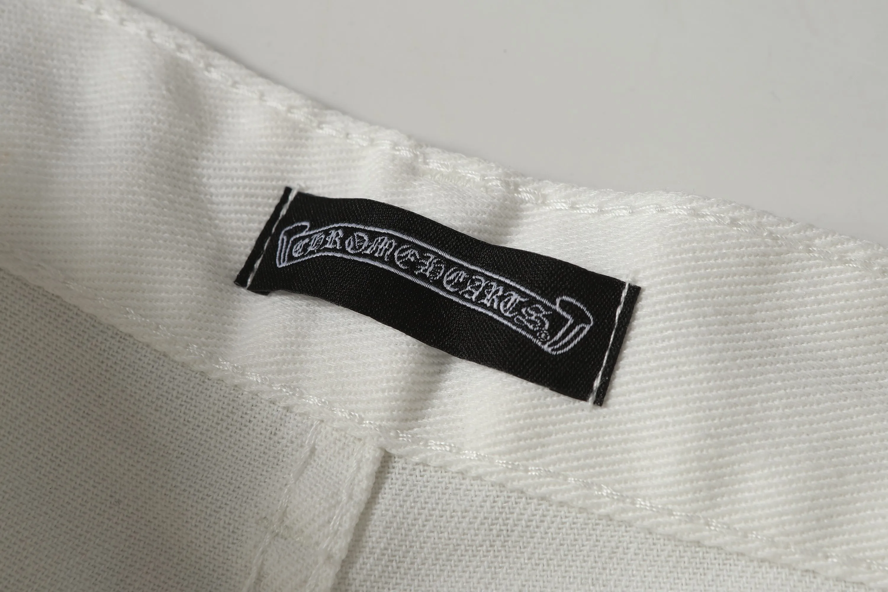 P256 Actual photo [High quality] Code: LH811 Color: Picture color Size: S to XXXL - Chrome Hearts/Chrome Hearts Classic white cow series colored leather cross washed color cloth unisex denim trousers - Vibe style straight stacked god-level version - Carbon fine bias denim color cloth - Old vintage complete set of hardware - Chrome Hearts white cow series The high version uses high-ounce custom fabrics, enzyme washing and soft color fixation It is soft and thick to wear. The details are all made by hand-polished craftsmanship. All-over jacquard fabrics. Unique design style. Multiple processes to create a full retro feel. Niche unique non-colliding shirts. Customized distressed spray-painted buttons. Craftsmanship in every detail. Size Pants length Waist Hips Unit cm S 98 68 100 M 99 72 104 L 100 76 108 XL 101 80 112 XXL 102 84 116 XXL 103 88 120